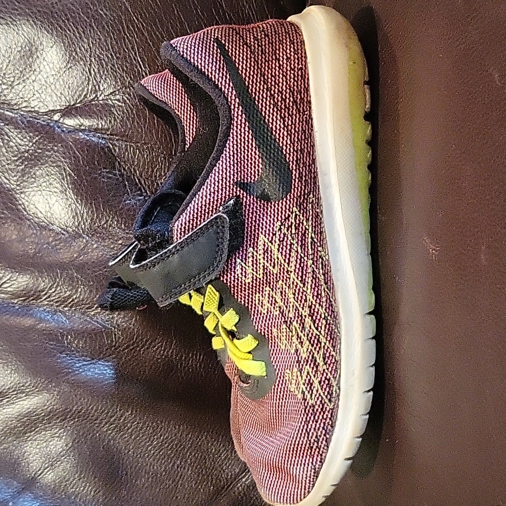 Girls Nike tennis shoes